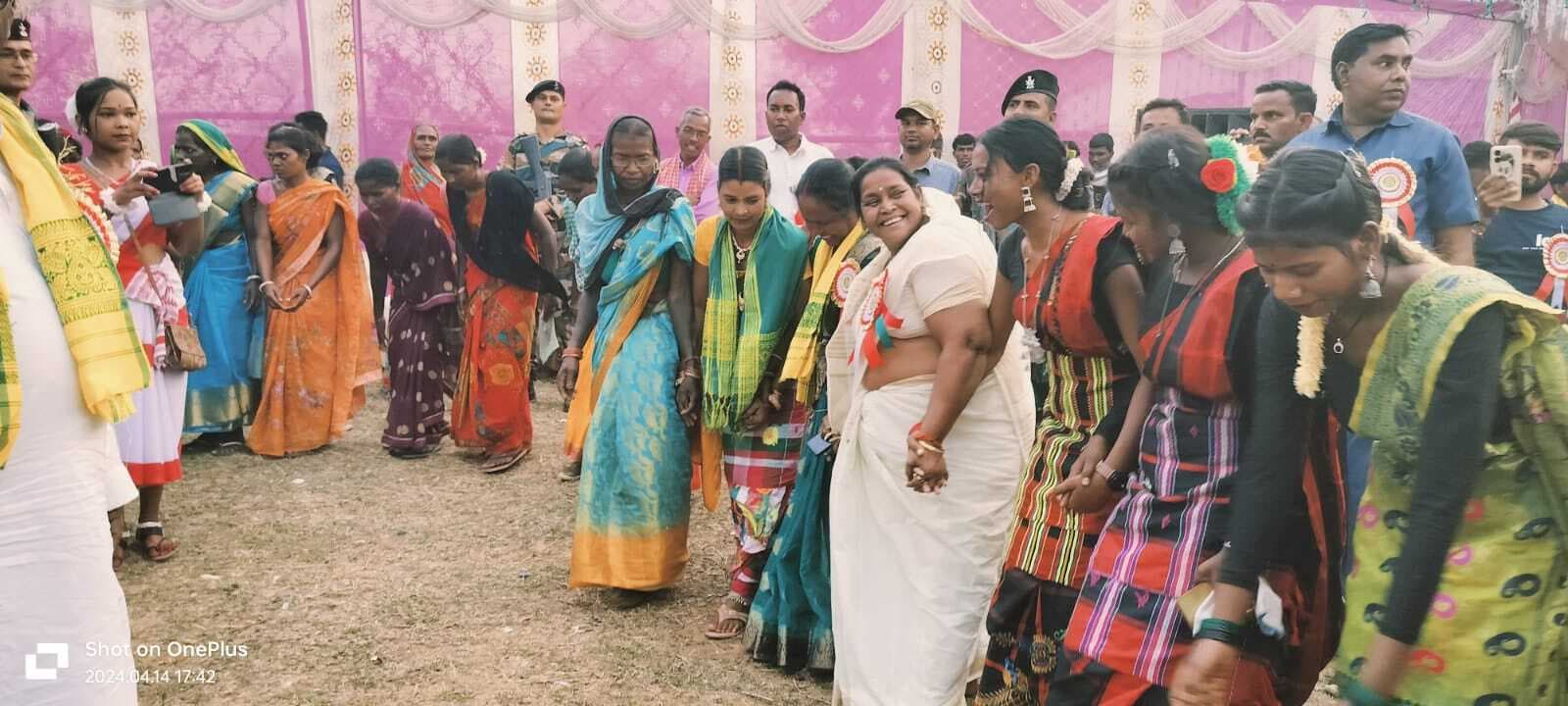 नावाडीह में प्रखंड स्तरीय सरहुल महोत्सव का आयोजन