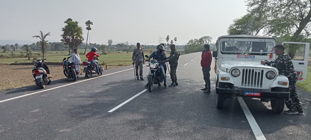 तेतरिया मोड़ पर पुलिस ने की वाहनों की जांच