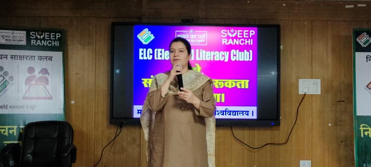 स्वस्थ लोकतंत्र के निर्माण में विशेष हैं युवा मतदाता : नेहा अरोड़ा