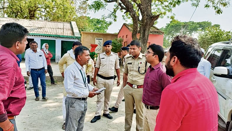 नदियों से सटे बूथों की सुरक्षा का जाना हाल, यूपी की सीमा से सटे दर्जनों बूथों का डीएम व एसपी ने लिया जायजा