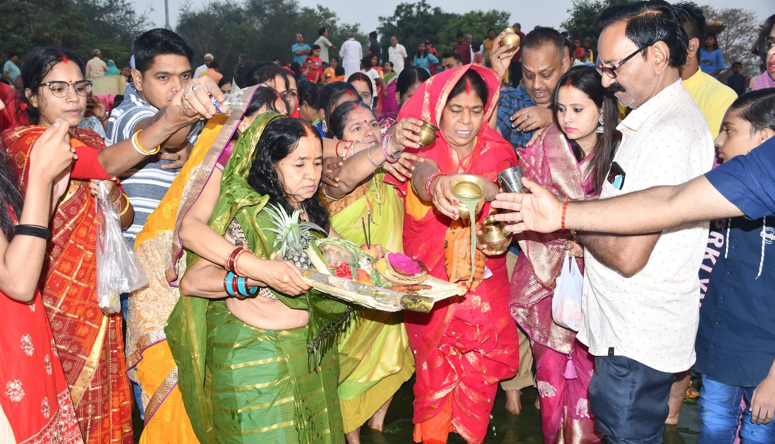 उगते सूर्य को अर्घ्य देने के साथ चैती छठ महापर्व संपन्न