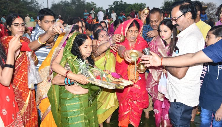 उगते सूर्य को अर्घ्य देने के साथ चैती छठ महापर्व संपन्न