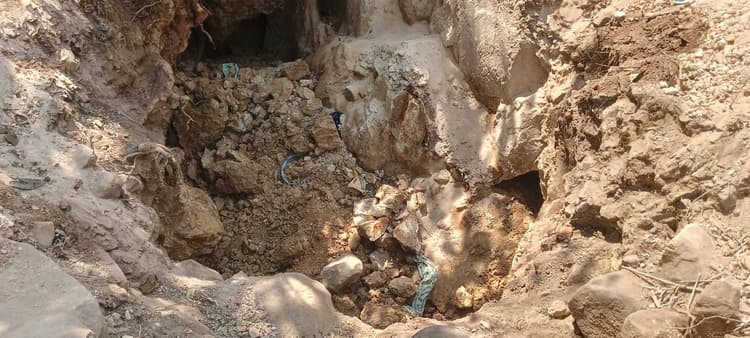 चूना मिट्टी कटाई के लिए बनायी गयी सुरंग की चाल धंसने से दो महिलाओं की मौत