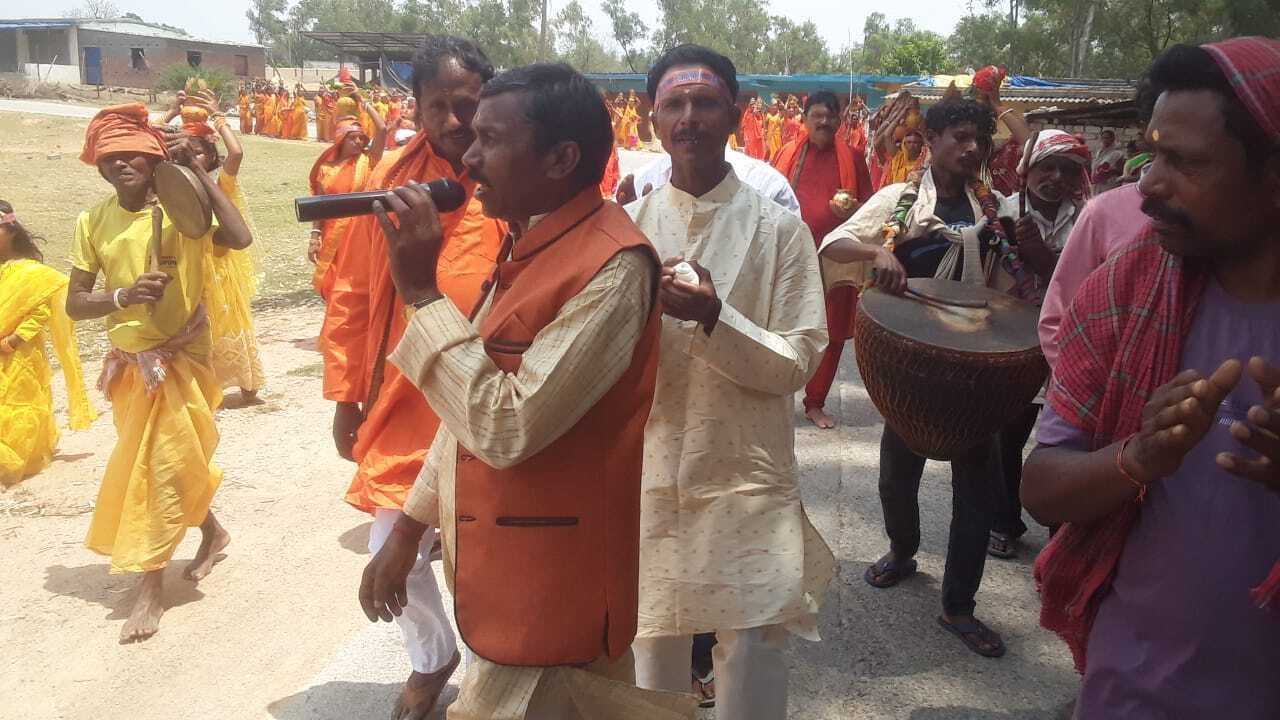 मंदिर के वार्षिकोत्सव पर निकली कलश यात्रा