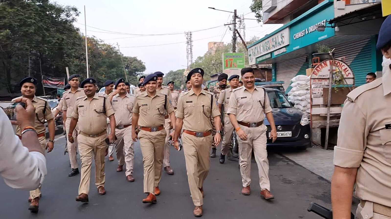 शांतिपूर्ण रामनवमी के लिए एसएसपी, सिटी एसपी समेत पुलिस पदाधिकारियों ने किया पैदल गश्त