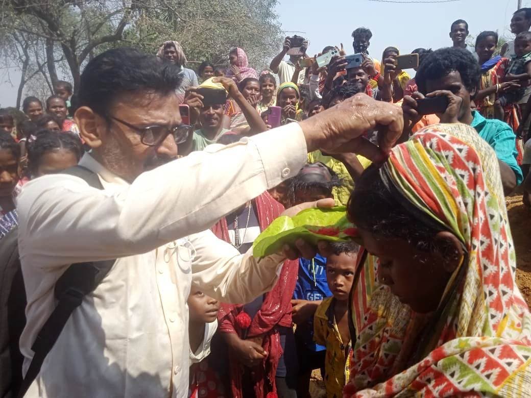 श्यामसुंदर स्कूल के सेवानिवृत्त शिक्षक की ग्रामीणों ने करायी युवती संग शादी