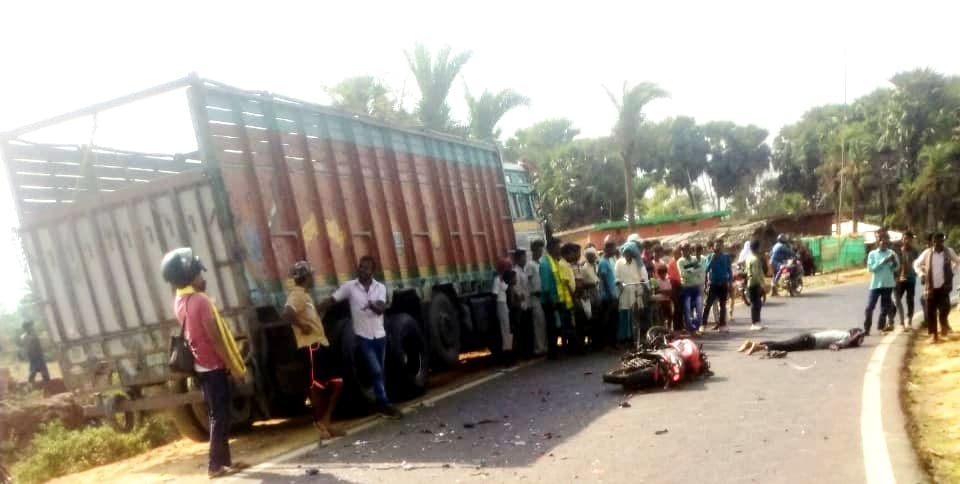 ट्रक और बाइक की टक्कर में बाइक सवार की मौत