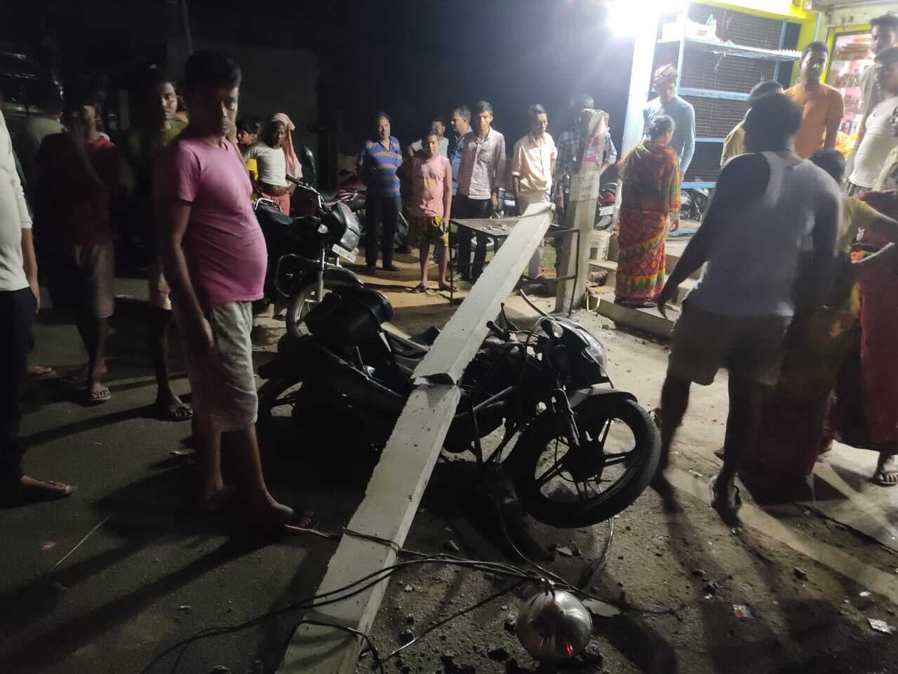 रानीबहाल में झूलते तार के संपर्क में आया ट्रक, बिजली खंभा भी टूटा, एक किशोर घायल