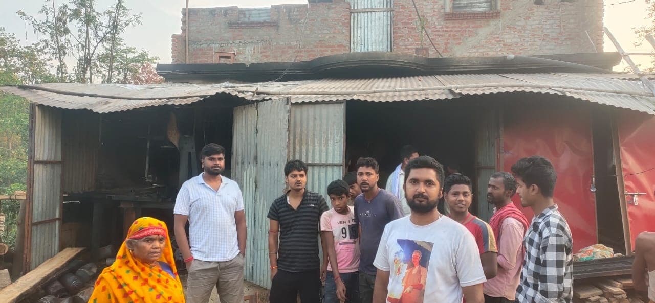 फर्नीचर दुकान में आग से 25 लाख का सामान खाक