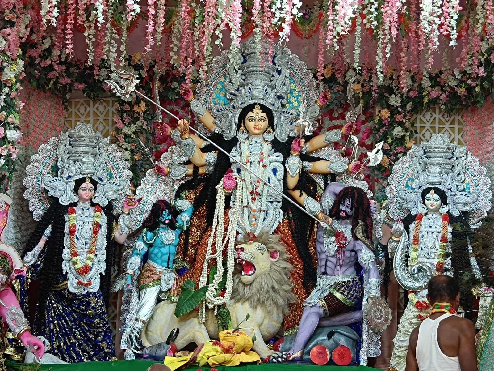 महिलाओं ने खोईंछा भरकर की मां महागौरी की आराधना