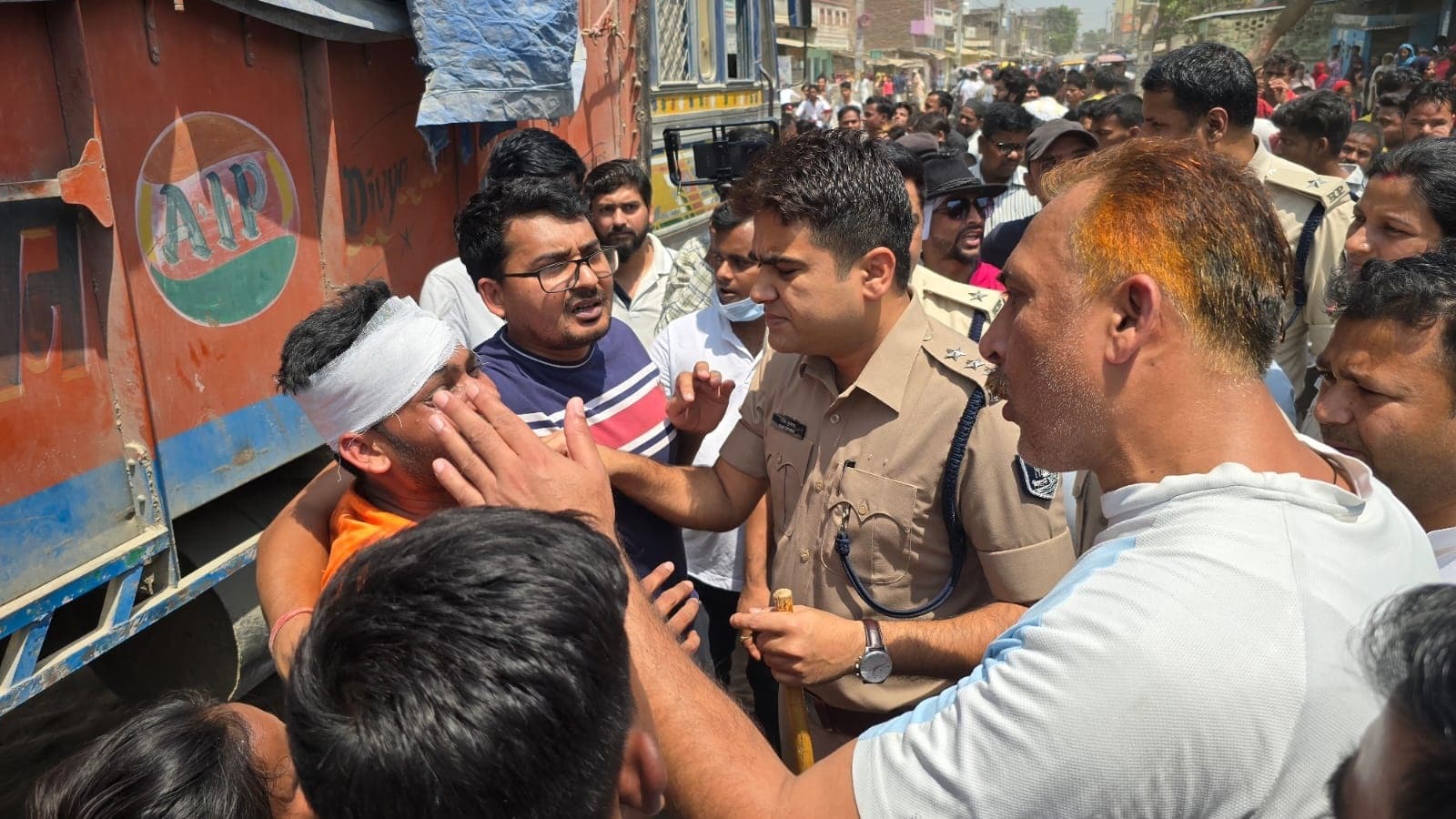 सीमेंट लदे ट्रक से कुचलकर सिक्योरिटी गार्ड की मौत, हंगामा