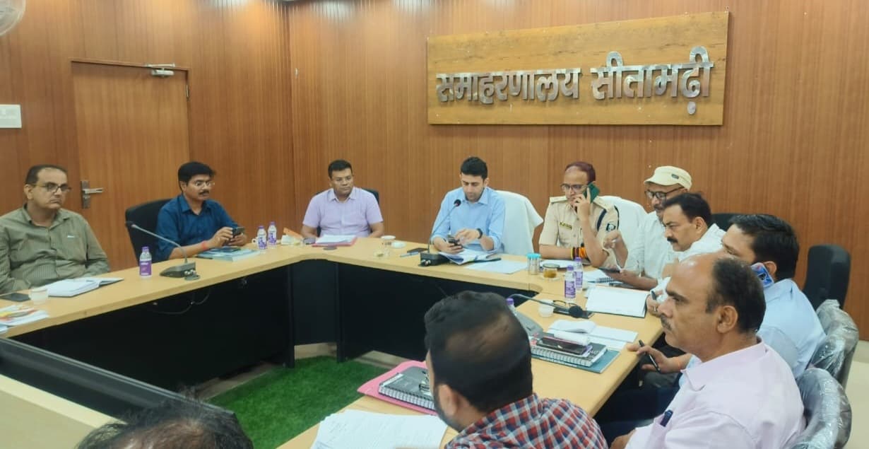 डीएम व एसपी ने दिया वाहनों का सघन जांच करने का निर्देश