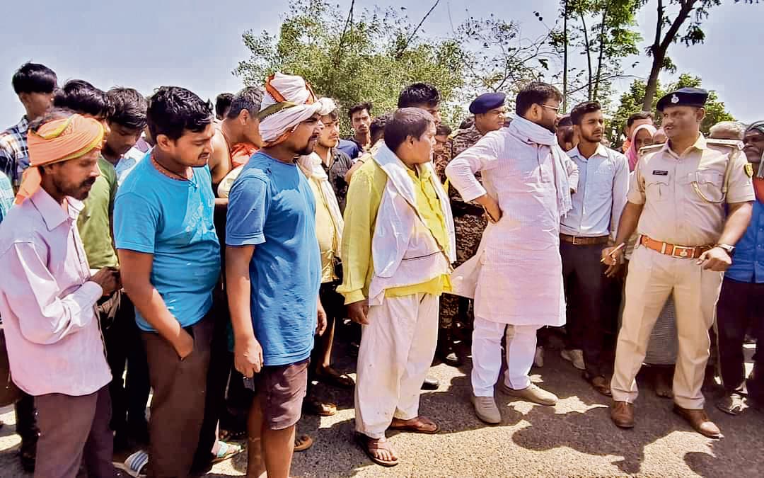 अनियंत्रित ट्रक के चपेट में आने से साइकिल सवार युवक की मौत, सड़क जाम