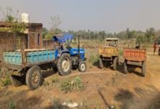 बालू लोड तीन ट्रैक्टर जब्त
