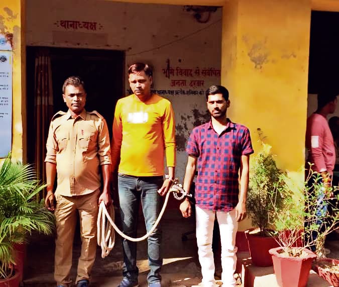 शराबियों को पकड़ने गयी टीम पर हमला, एक पुलिसकर्मी जख्मी