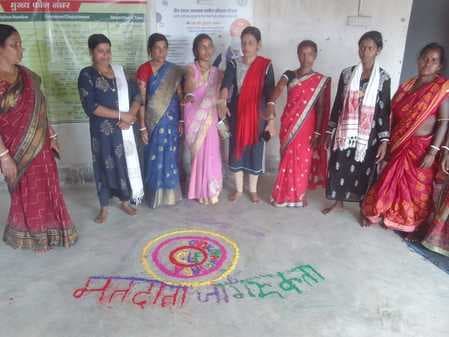 चुनाव : रंगोली बनाकर मतदाताओं को मतदान के लिए किया जागरूक