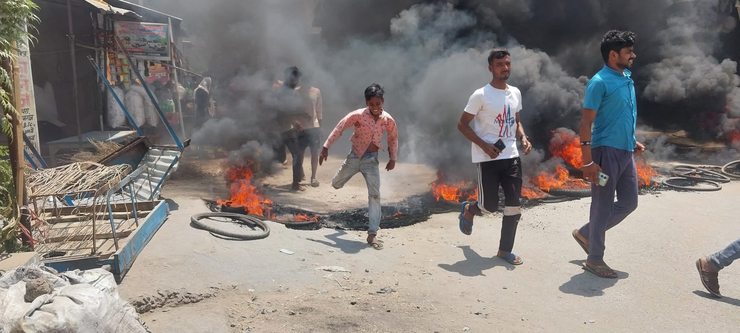 बिकुआ कलां में ट्रांसफॉर्मर बदलने की मांग को लेकर जाम की सड़क