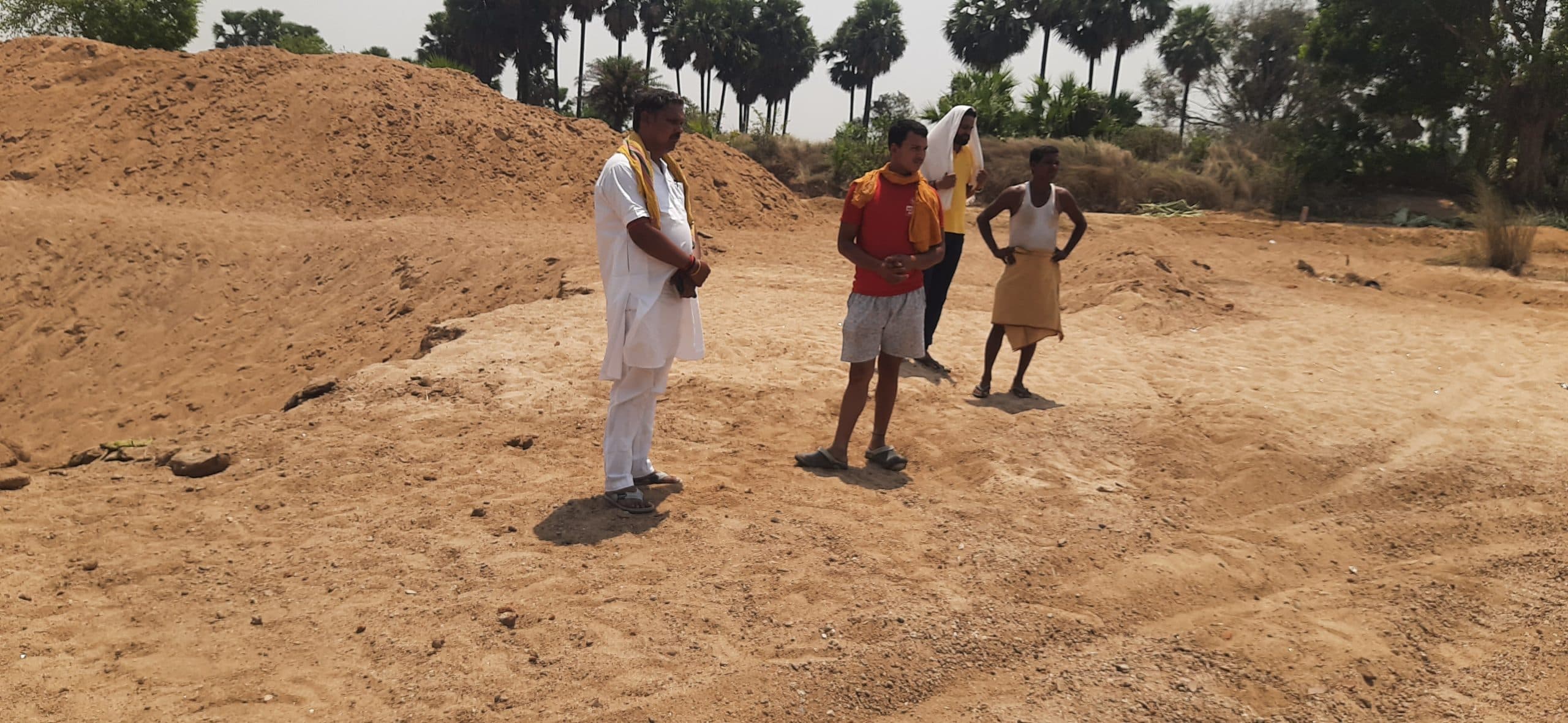 पांडेय बिगहा बालू घाट से मनमाने उठाव को लेकर ग्रामीणों में गुस्सा