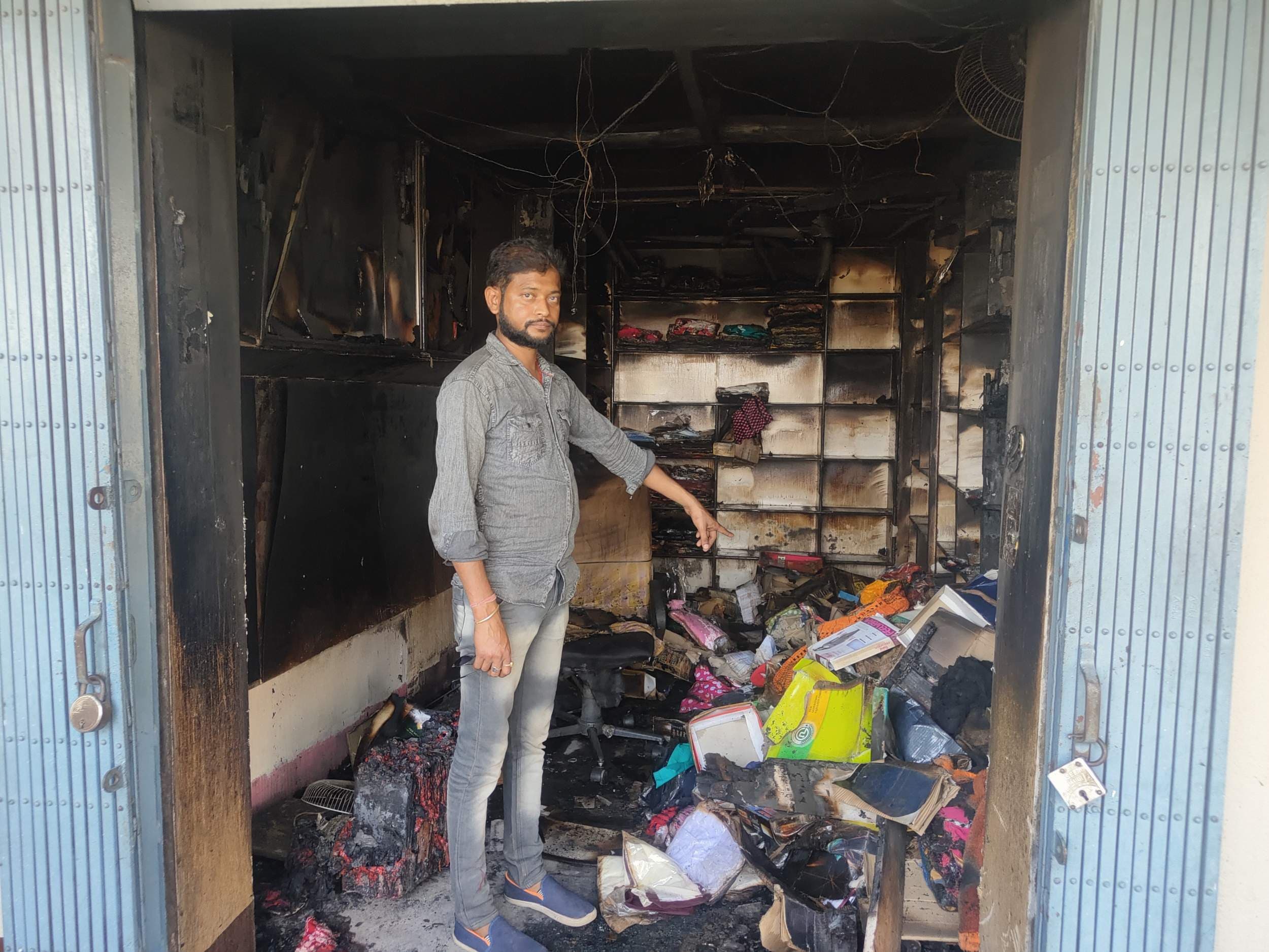 कपड़े की दुकान में लगी आग, भारी नुकसान