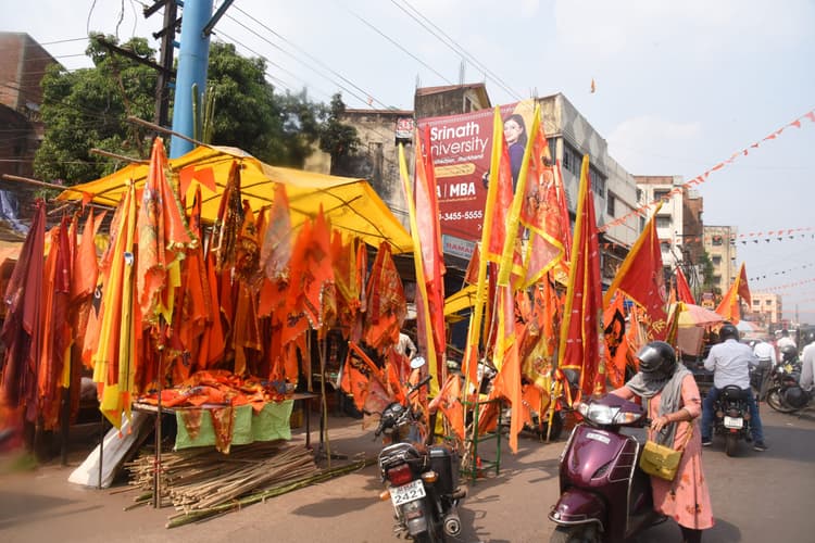 महावीरी पताकों से पटा बाजार, लोगों ने जमकर की खरीदारी