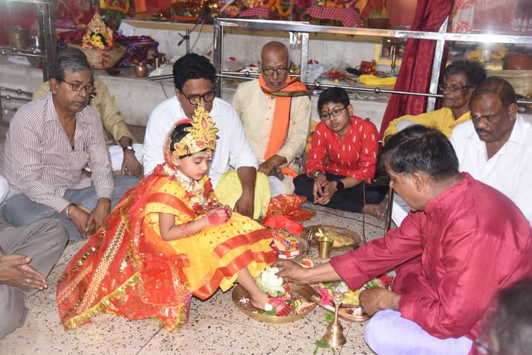 महाष्टमी पर हुआ कन्या पूजन, पूजी गयीं अन्नपूर्णा मां