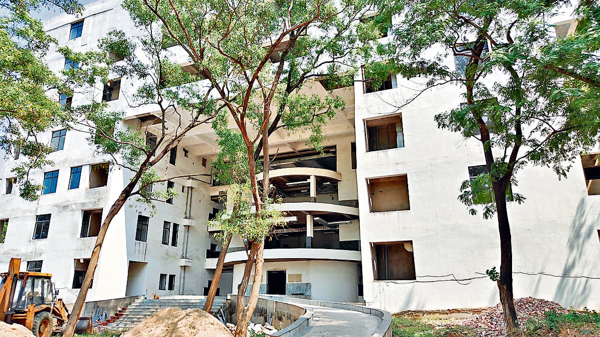 स्वास्थ्य सचिव ने क्षेत्रीय नेत्र संस्थान का किया निरीक्षण, निर्माण कार्य जल्द पूरा करने का दिया निर्देश