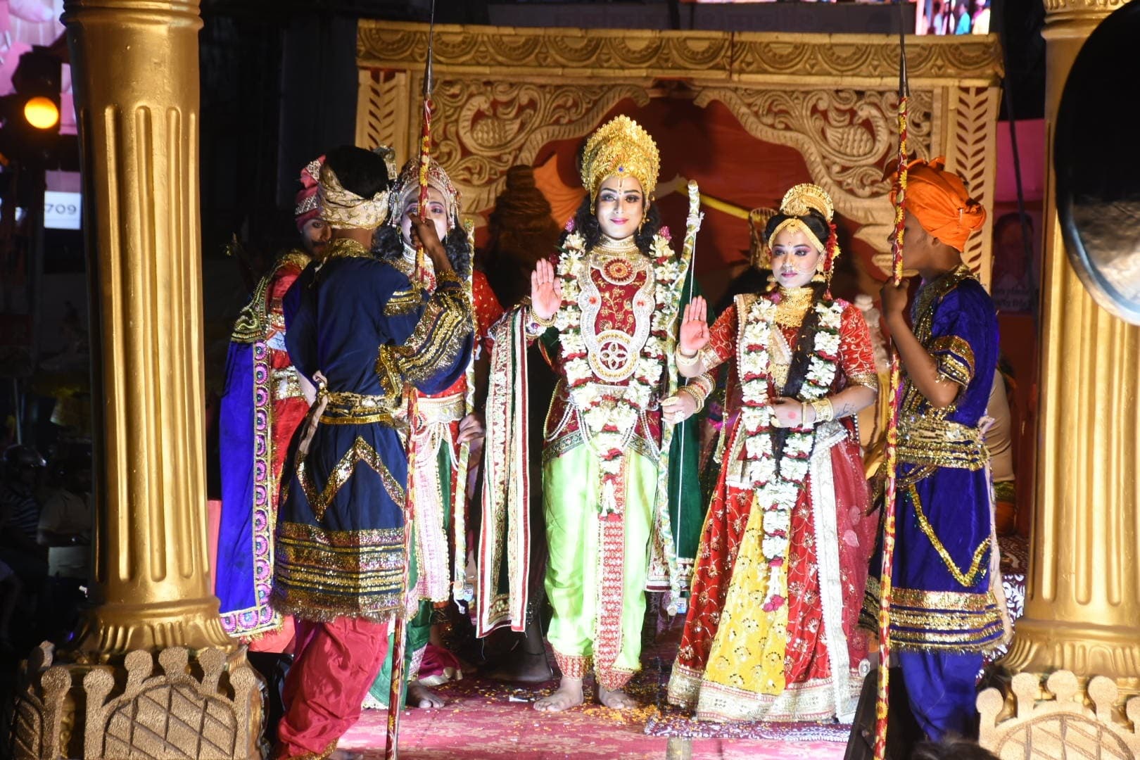 कहीं दिखा दशावतार, तो कहीं श्री राम दरबार