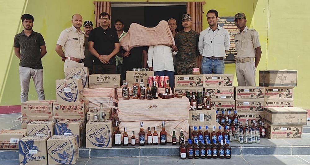 ढाई लाख के अंग्रेजी व नकली शराब के साथ पिता-पुत्र गिरफ्तार