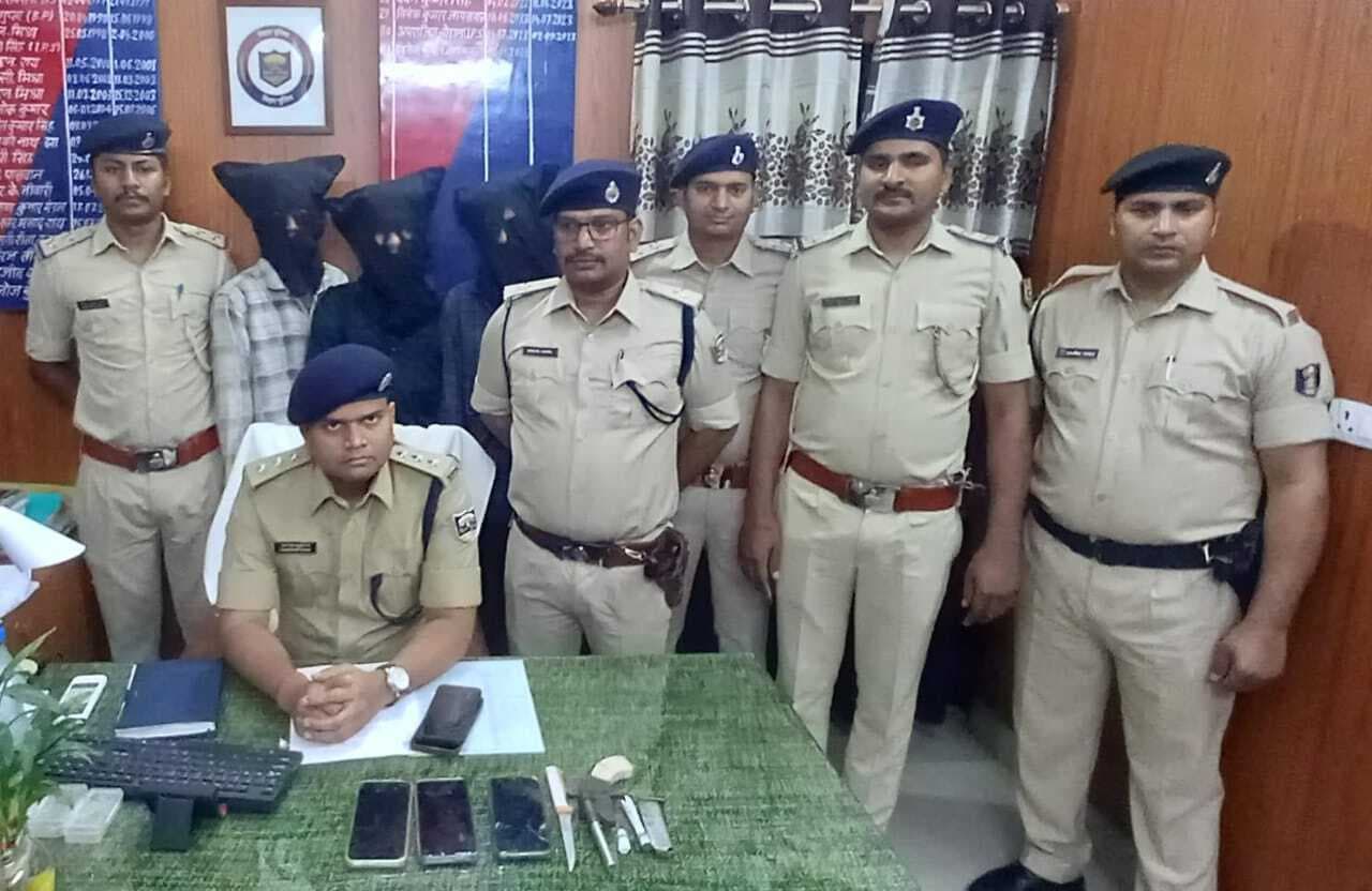 हथियार के साथ लूट की योजना बना रहे तीन बदमाश गिरफ्तार
