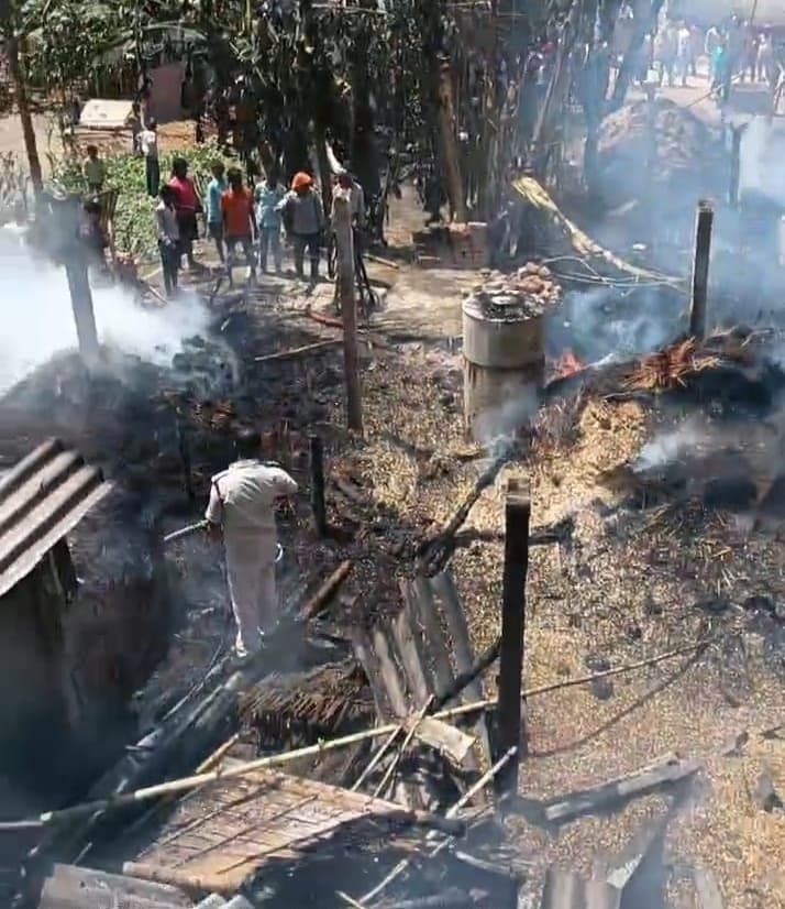 दुम्मा गांव में आग से चार घर राख
