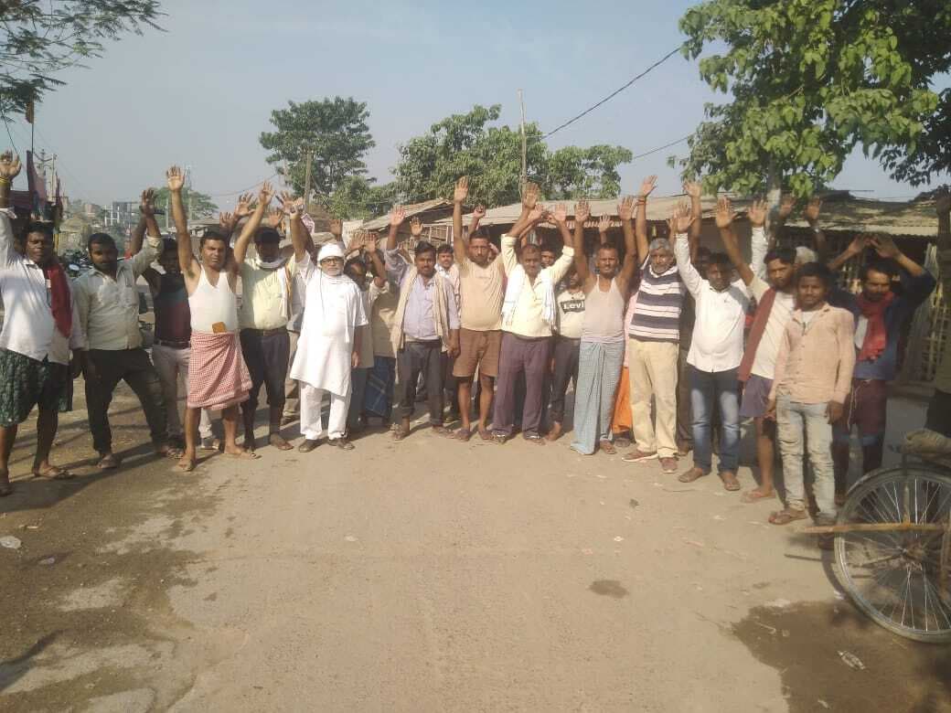 सड़क निर्माण में गड़बड़ी को लेकर प्रदर्शन