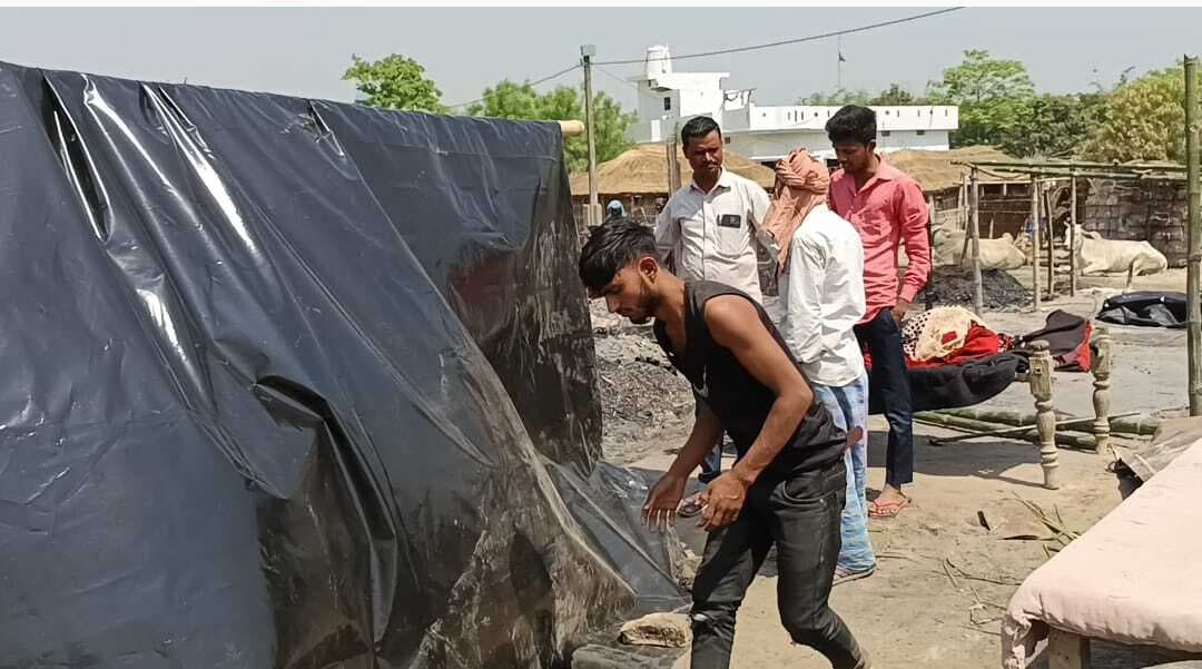 आग उगलती पॉलीथिन के नीचे रहने को विवश है अग्निपीड़ित