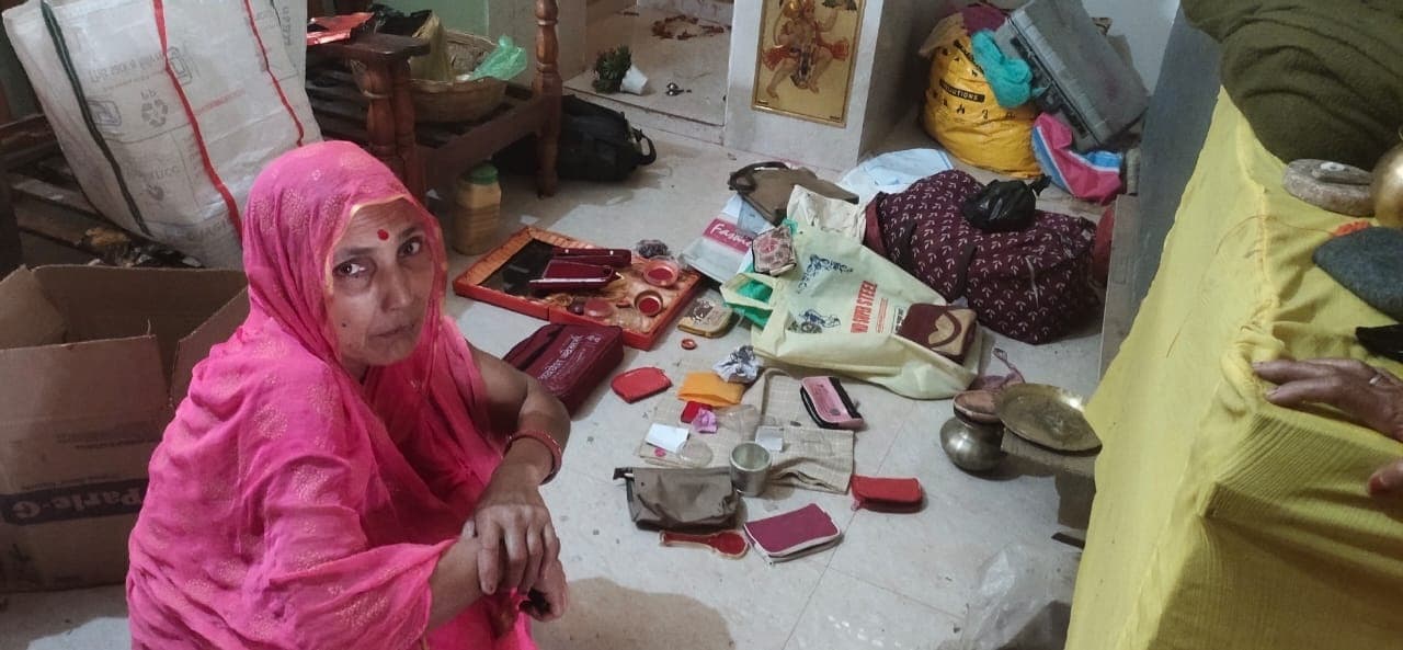 बाजपट्टी में दो घरों 35 लाख की संपत्ति चोरी