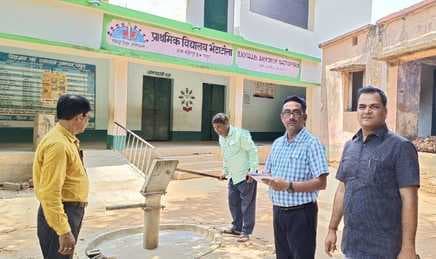 चुनाव को लेकर अधिकारियों ने किया बूथों का निरीक्षण