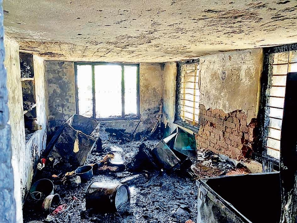 मकान में आग, घर के लोग बाल-बाल बचे