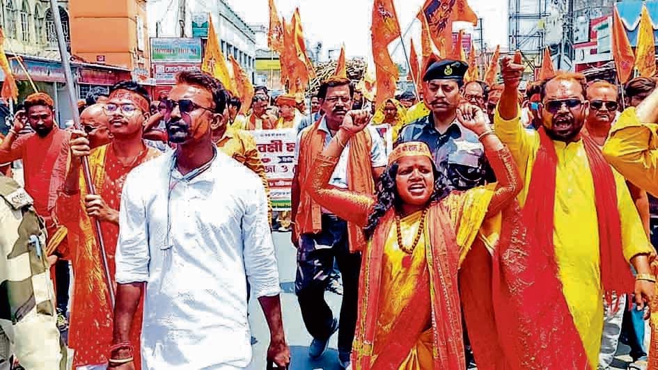 बांकुड़ा के दुर्लभपुर में निकली रंगारंग शोभायात्रा