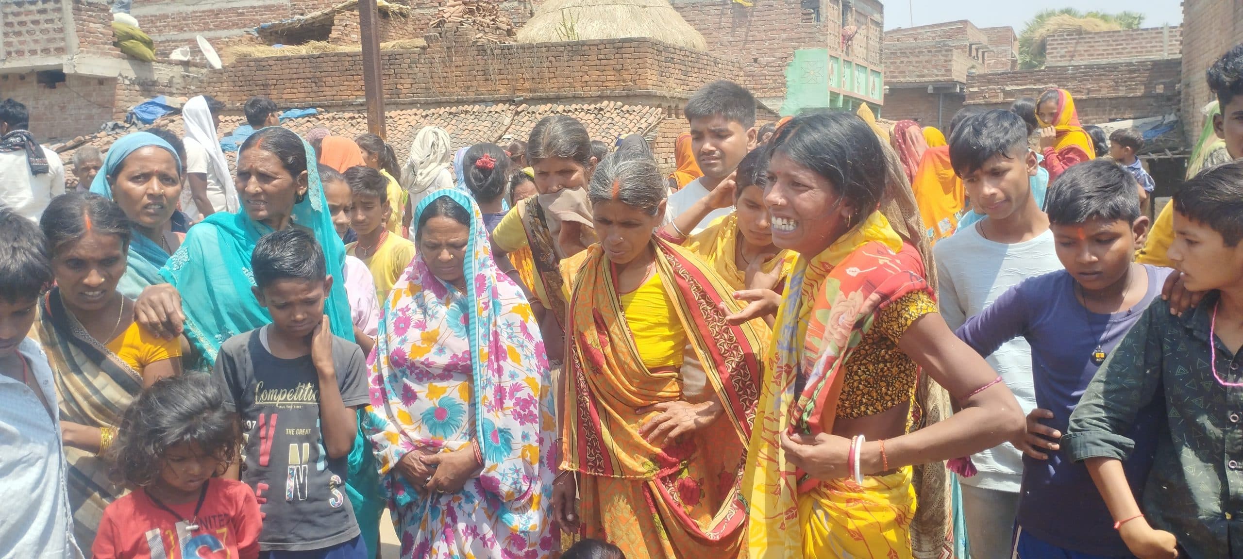 ट्रैक्टर ने बाइक सवार को कुचला, मौत, ग्रामीणों ने जाम की सड़क