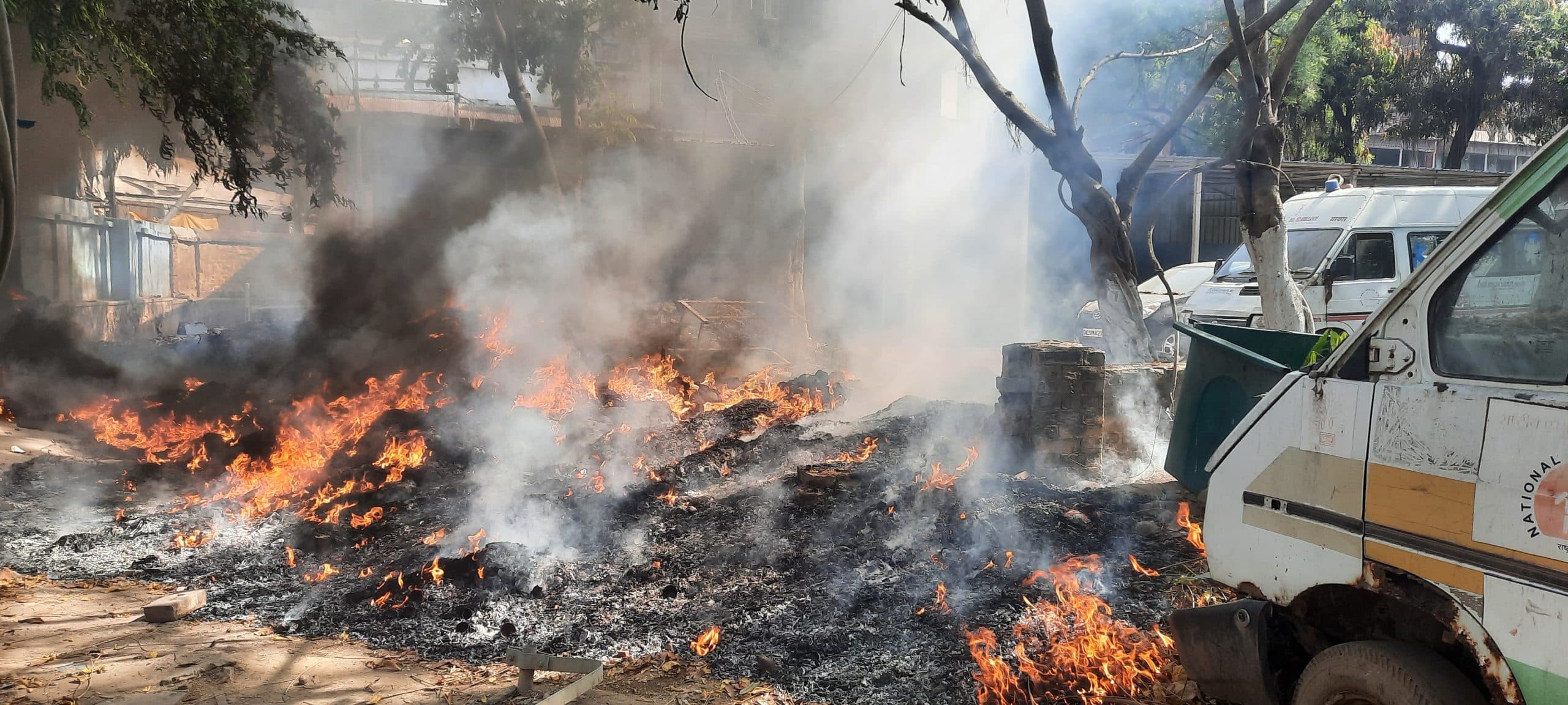 जेपीएन अस्पताल की झाड़ी में लगी आग