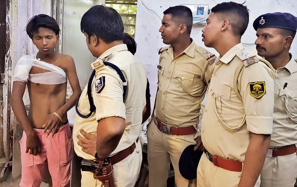 आपसी विवाद में युवक ने अपने तीन दोस्तों को गोली मार कर किया जख्मी, गिरफ्तार