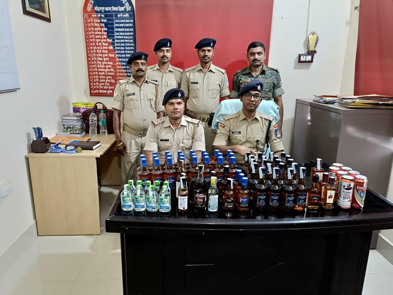 कोल्ड ड्रिंक्स की दुकान में अवैध तरीके से बेची जा रही थी शराब, पुलिस ने पकड़ा