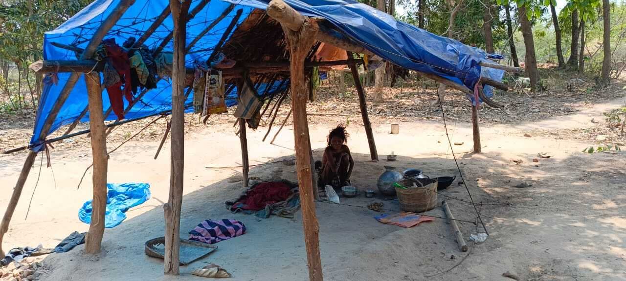 टूटी झोपड़ी में रह रही सबर वृद्धा, न पहनने को कपड़ा है न खाने को रोटी