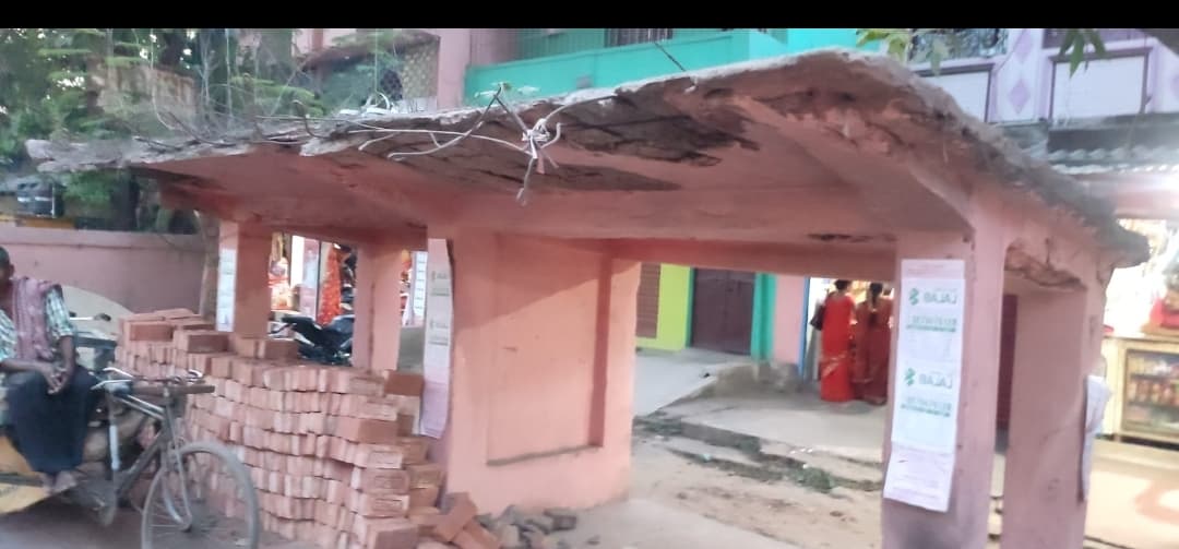 सिल्ली बस स्टैंड में यात्री शेड की स्थिति जर्जर, हो सकता है हादसा