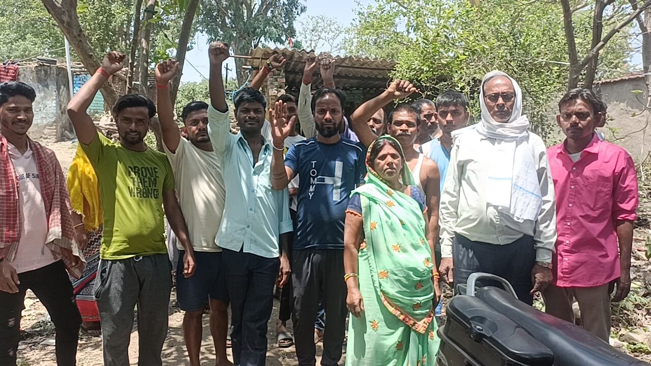 - भूलन बरारी में असामाजिक तत्वों ने तीन घरों में लगायी आग, शिकायत