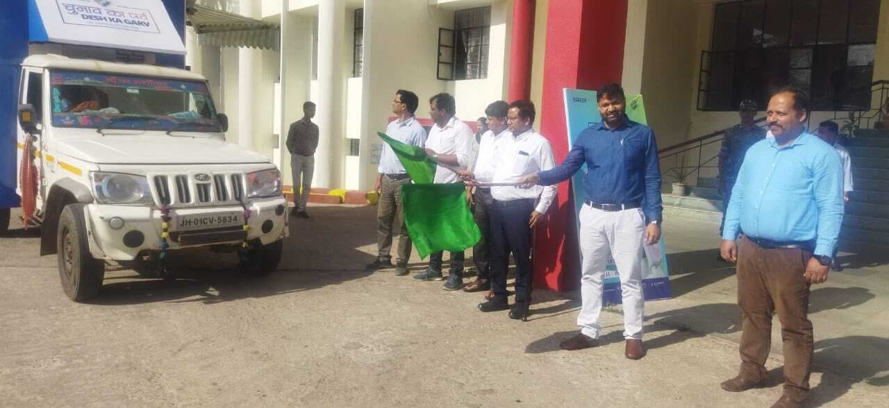 डीसी ने एलइडी वैन को किया रवाना