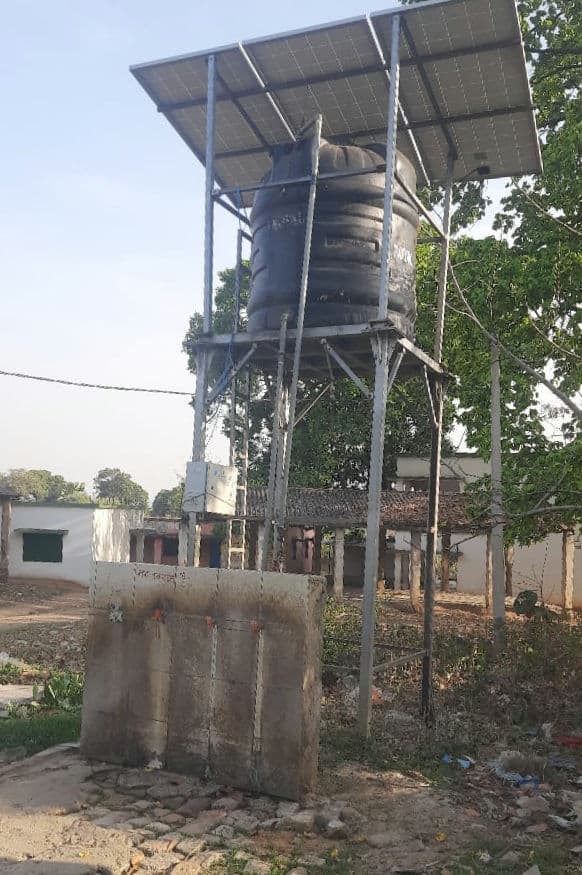 सोलर जलमीनार से पानी की आपूर्ति ठप, विद्यार्थी व ग्रामीण परेशान