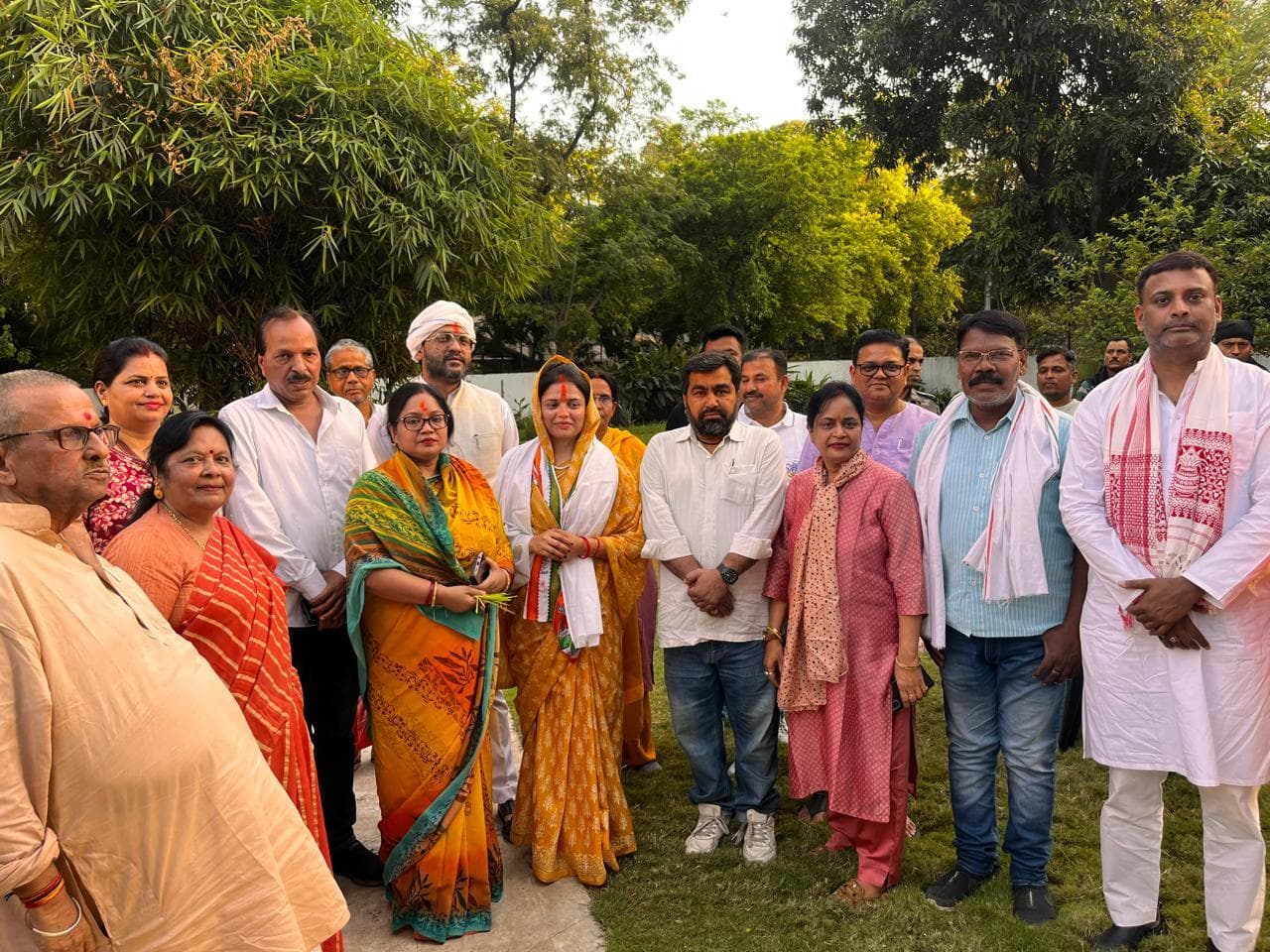 सरयू राय से आशीर्वाद लेने पहुंची धनबाद की कांग्रेस प्रत्याशी अनुपमा सिंह और विधायक अनूप सिंह