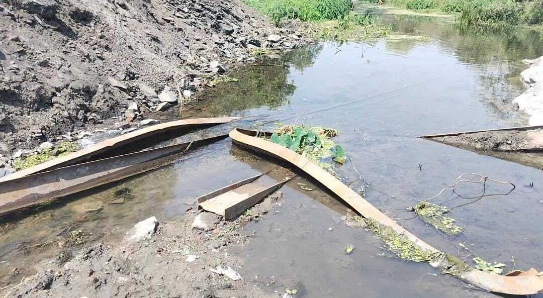 - न प्रबंधन को है मतलब और न पुलिस की है नजर : धर्माबांध में लोहे से बनाये गये अस्थायी पुल के तीन ट्रक माल ले भागे तस्कर