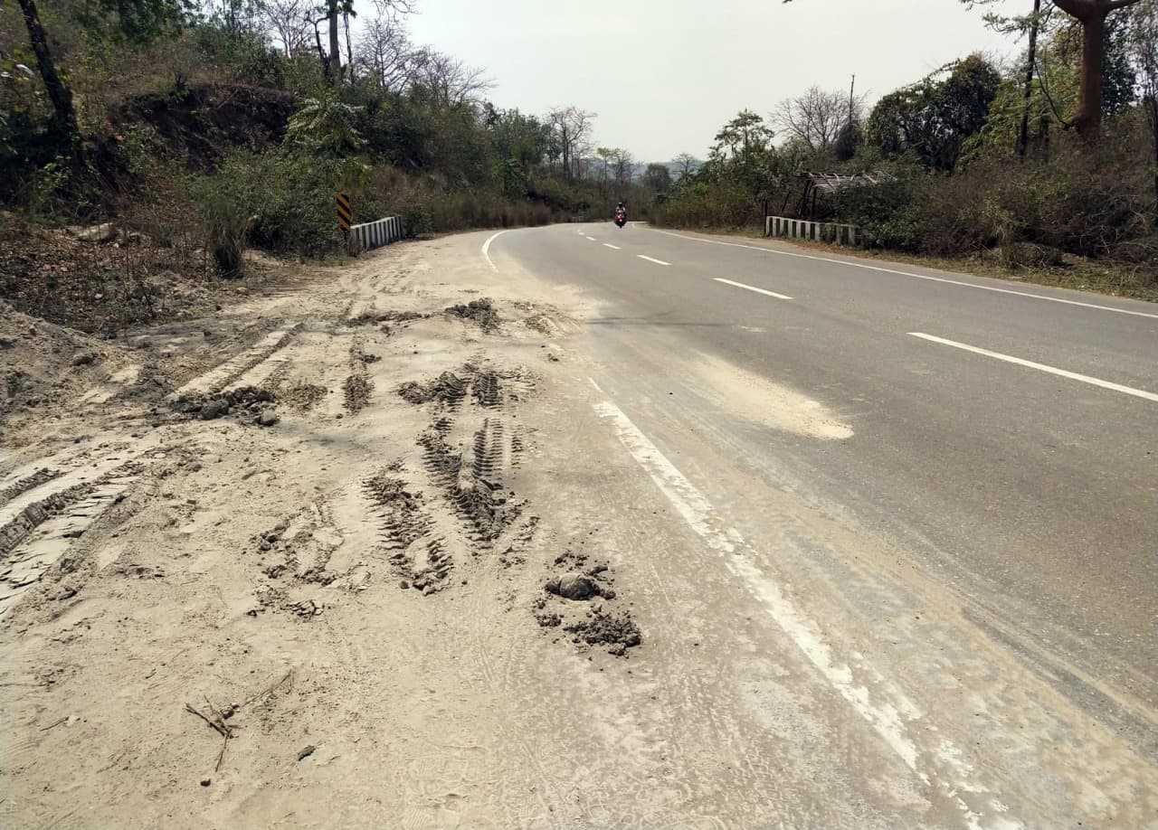 डाला व टीपर ट्रक से हो रहा फ्लाई ऐश का परिवहन