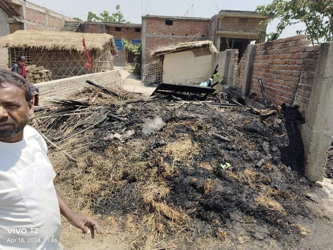 दो घरों में आग लगने से हजारों की संपत्ति राख