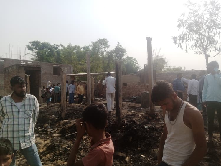 सिलिंडर ब्लास्ट, चौकीदार व उसके दो भाइयों का घर राख